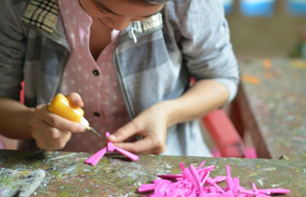 Learning to make the bamboo dragonfly in the Thach Xa Bamboo Dragonfly-making village